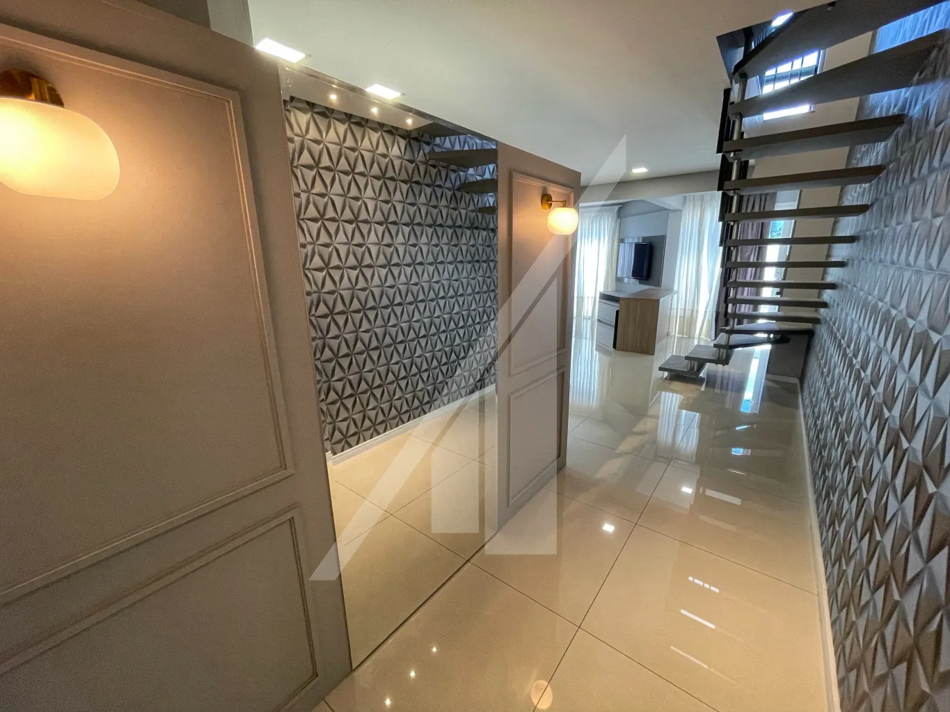 APARTAMENTO DUPLEX MOBILIADO COM TRÊS DORMITÓRIOS E DUAS VAGAS DE GARAGEM, PRÓXIMO AO COLÉGIO BARÃO DO RIO BRANCO - BAIRRO JARDIM BLUMENAU — foto 2