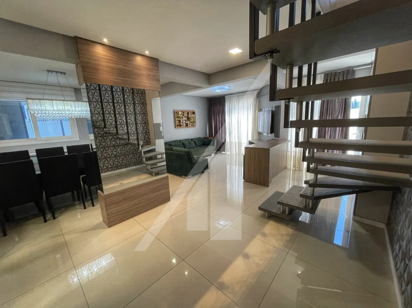 APARTAMENTO DUPLEX MOBILIADO COM TRÊS DORMITÓRIOS E DUAS VAGAS DE GARAGEM, PRÓXIMO AO COLÉGIO BARÃO DO RIO BRANCO - BAIRRO JARDIM BLUMENAU — foto 3