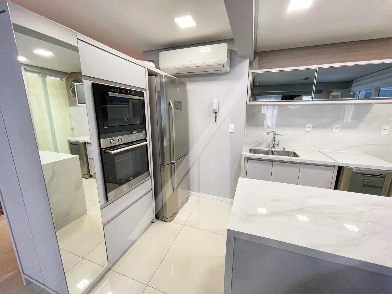 APARTAMENTO DUPLEX MOBILIADO COM TRÊS DORMITÓRIOS E DUAS VAGAS DE GARAGEM, PRÓXIMO AO COLÉGIO BARÃO DO RIO BRANCO - BAIRRO JARDIM BLUMENAU — foto 6