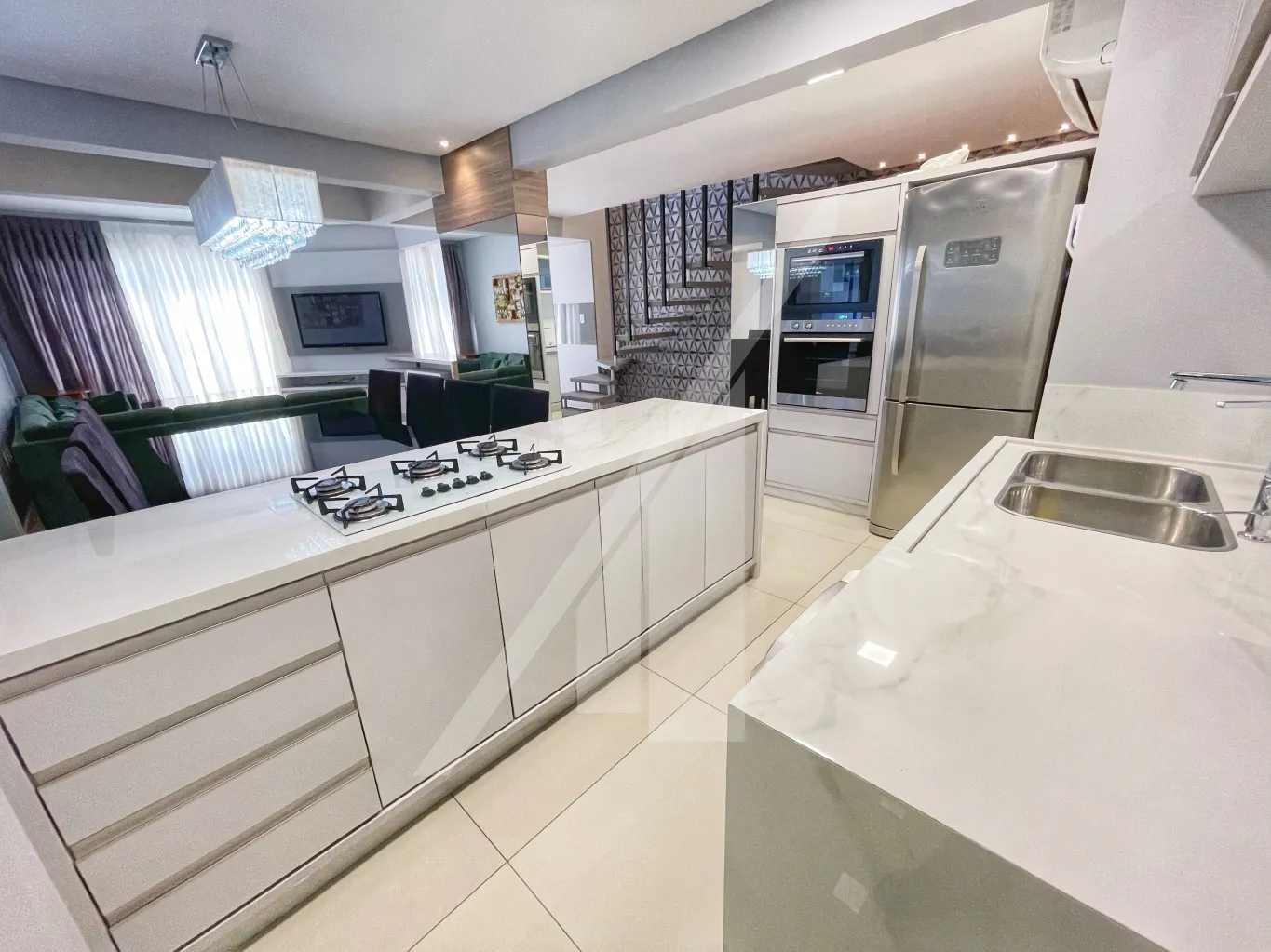 APARTAMENTO DUPLEX MOBILIADO COM TRÊS DORMITÓRIOS E DUAS VAGAS DE GARAGEM, PRÓXIMO AO COLÉGIO BARÃO DO RIO BRANCO - BAIRRO JARDIM BLUMENAU — foto 7