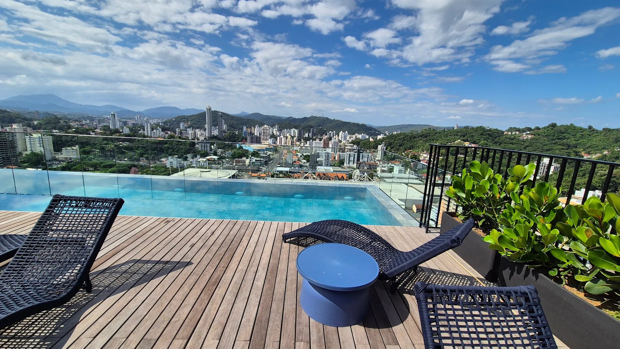 Apartamento à venda com 1 quarto, sendo 1 suíte, 1 vaga, 21m² na Rua Elesbão Pinto no Velha, Blumenau