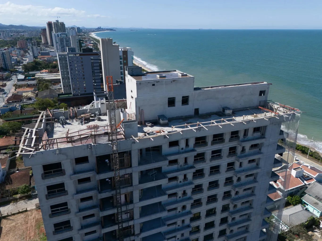 Apartamento 2 dormitórios sendo 1 suíte, com diversas áreas de lazer, no Centro de Baln. Piçarras! - foto 1