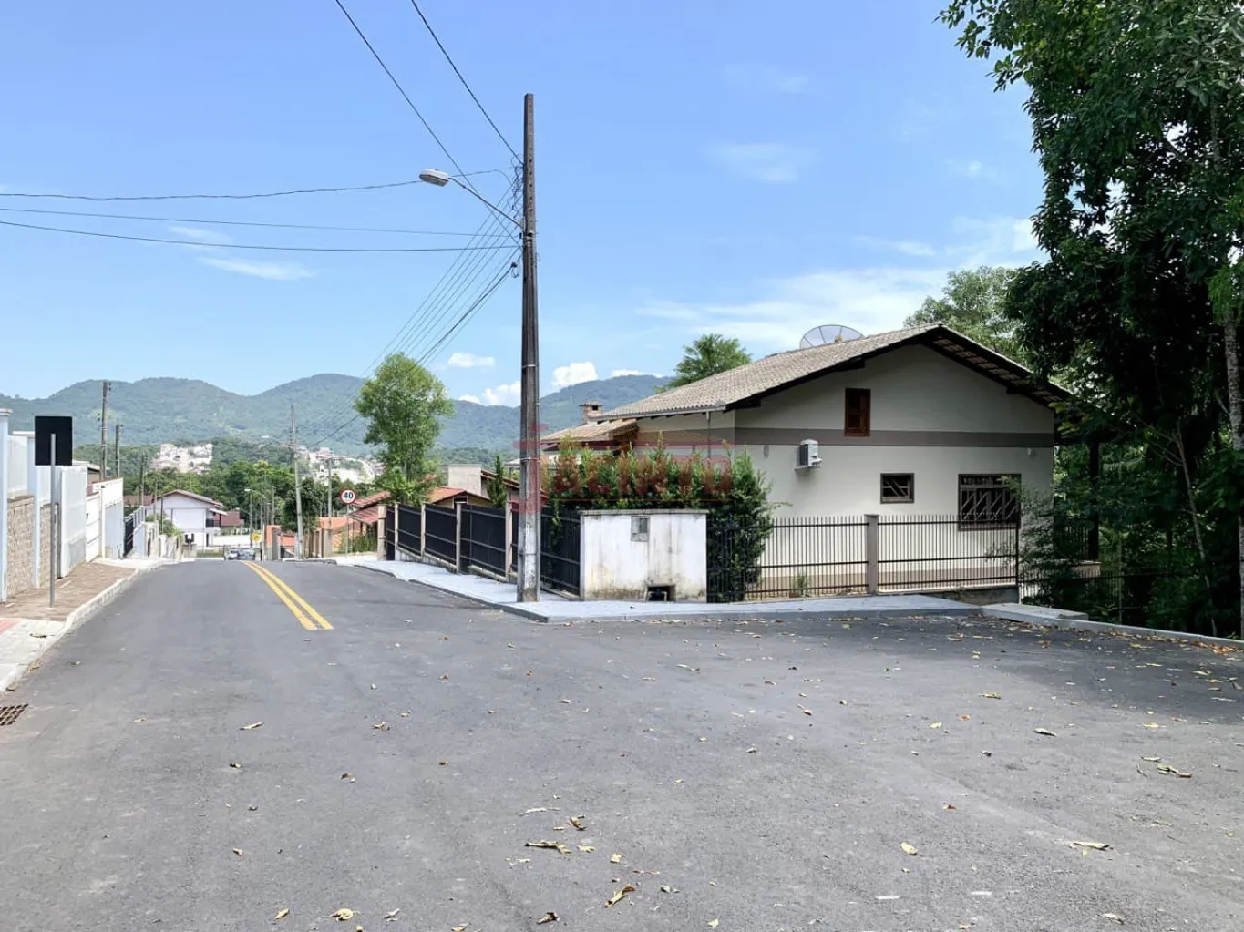 Amplo terreno com 17 metros de frente, final de rua, recentemente asfaltada, ótimo para construção de sobrados ou casa unifamiliar. - foto 1