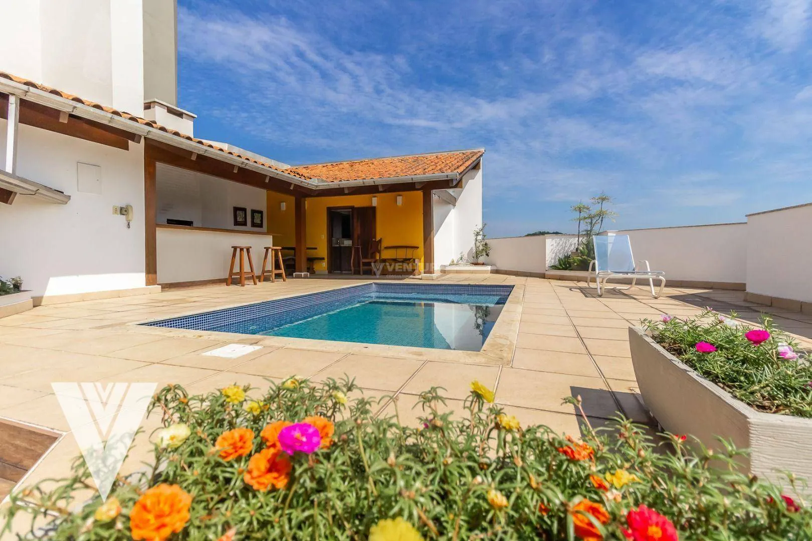Cobertura duplex com piscina e excelente área de festas. 1 suíte mais 2 dormitórios - foto 1